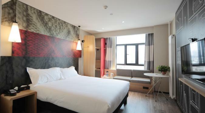 Ibis Urumqi Weixing Square Hotel Экстерьер фото