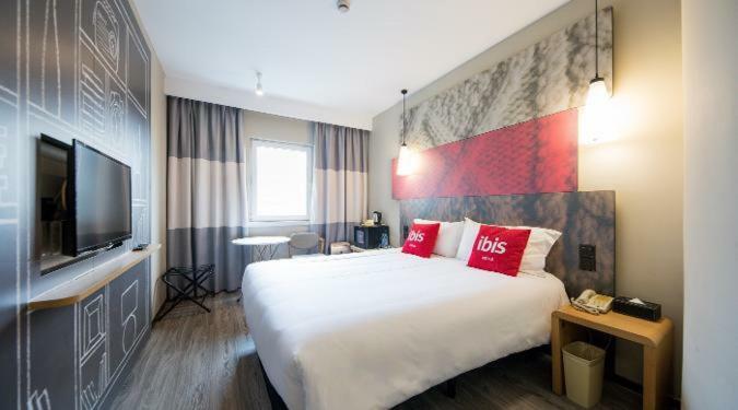 Ibis Urumqi Weixing Square Hotel Экстерьер фото