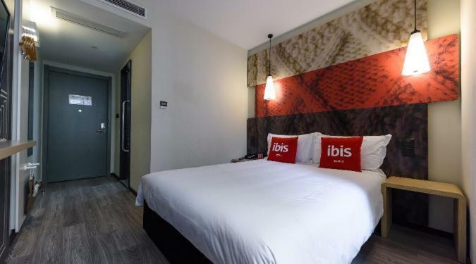 Ibis Urumqi Weixing Square Hotel Экстерьер фото